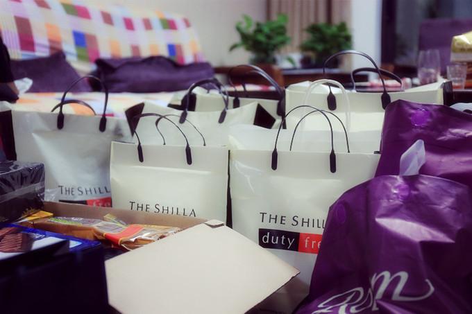 中国游客在韩国免税店前排队购物,韩国免税店中国游客排队现象