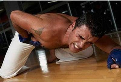 25岁小伙蛋蛋破碎，到医院时痛昏过去，医生说都是他女友害的！