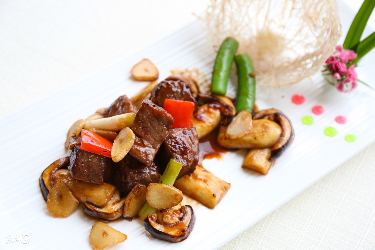 一年采收18次，一个大棚每年增收5万块，是农民见效快的致富项目