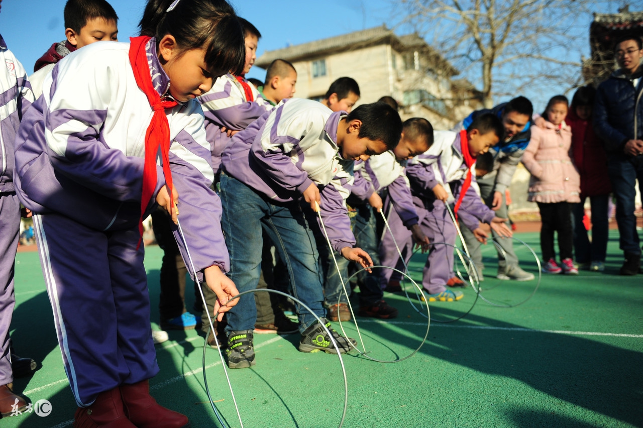 幼儿园户外最新游戏简单爬跳,童年游戏翻花绳慢动作教程