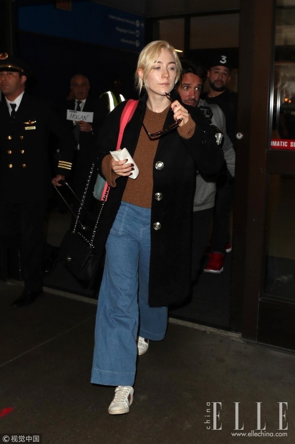 冬天加厚黑色牛仔裤,女生冬天穿黑色牛仔裤配过膝靴