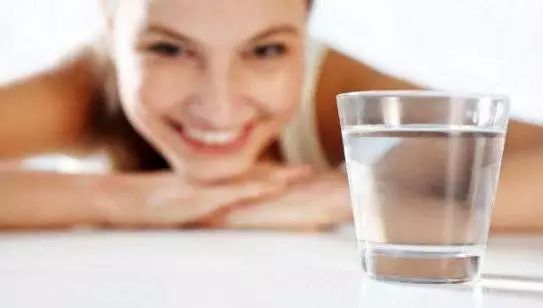 嘴唇一直干裂脱皮使嘴唇变丑,冬季嘴唇开裂最快的解决方法