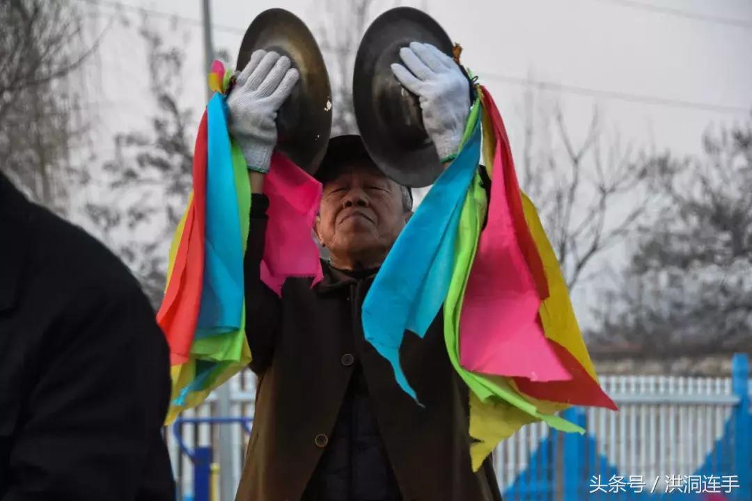 洪洞樊村这群老汉儿真乐哉，威风锣鼓敲得就是美！