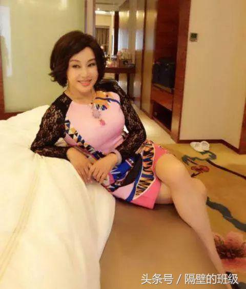 刘晓庆羽绒服穿搭,刘晓庆黑色羽绒服