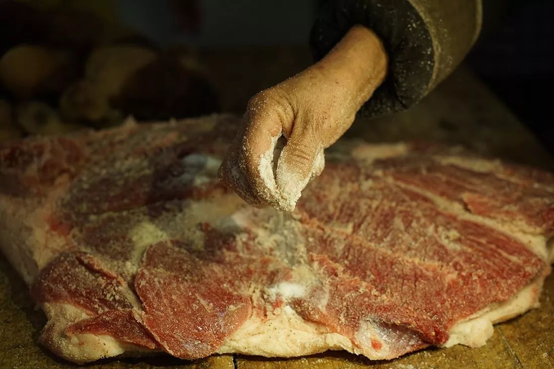 把腊肉烧得滋滋冒油,腊肉在锅里煮闻不到腊肉的味道