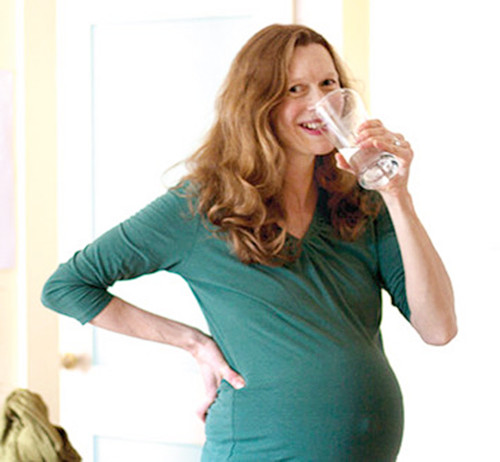 孕期妈妈水肿原因及缓解办法,孕期浮肿太难受5种方法可以消除