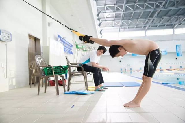 “棍棒教育”毁掉天才型游泳选手！韩国再现发人深省神级电影