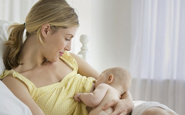 新生儿一到凌晨后喝奶频繁,新生婴儿晚上哭闹频繁喝奶