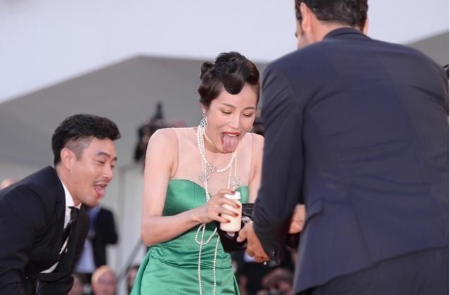 女星戛纳红毯摔倒,女星红毯摔倒外国