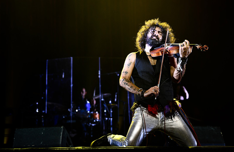 组图“琴魔”艾拉马立肯疯狂炫酷拉！拉！拉！跑跳跪走样样有