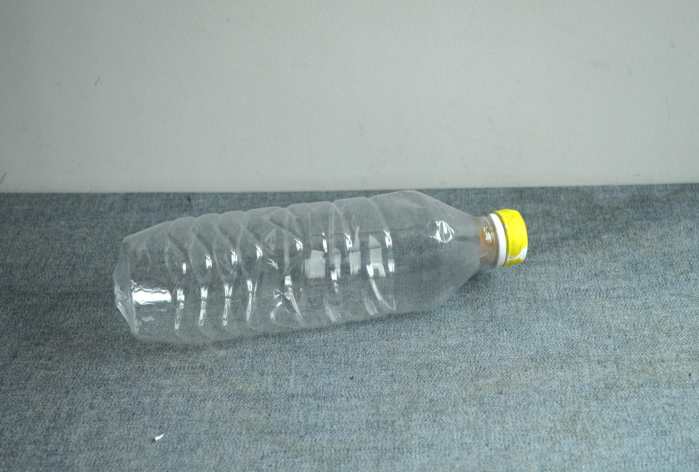 怎么给塑料瓶子底部打洞,塑料瓶改造实用工具