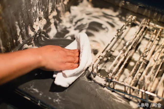 烤箱如何使用才不脏,微蒸烤箱第一次用之前怎么样清洁