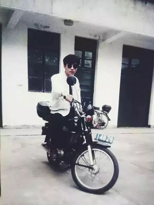 那时候妈妈坐在缝纫机前做针线活咔嗒咔嗒的声音可好听了六零芳华