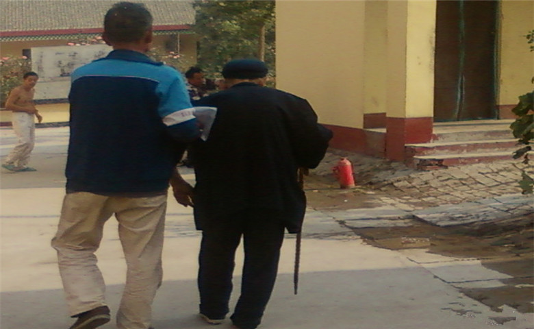 傻子无父无母山中砍柴救回一个被毒蛇咬伤的老人从此大富大贵