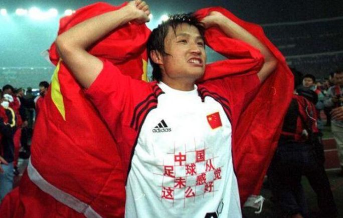 中国男足1-3越南美女球迷,国足1比3越南现场越南女球迷