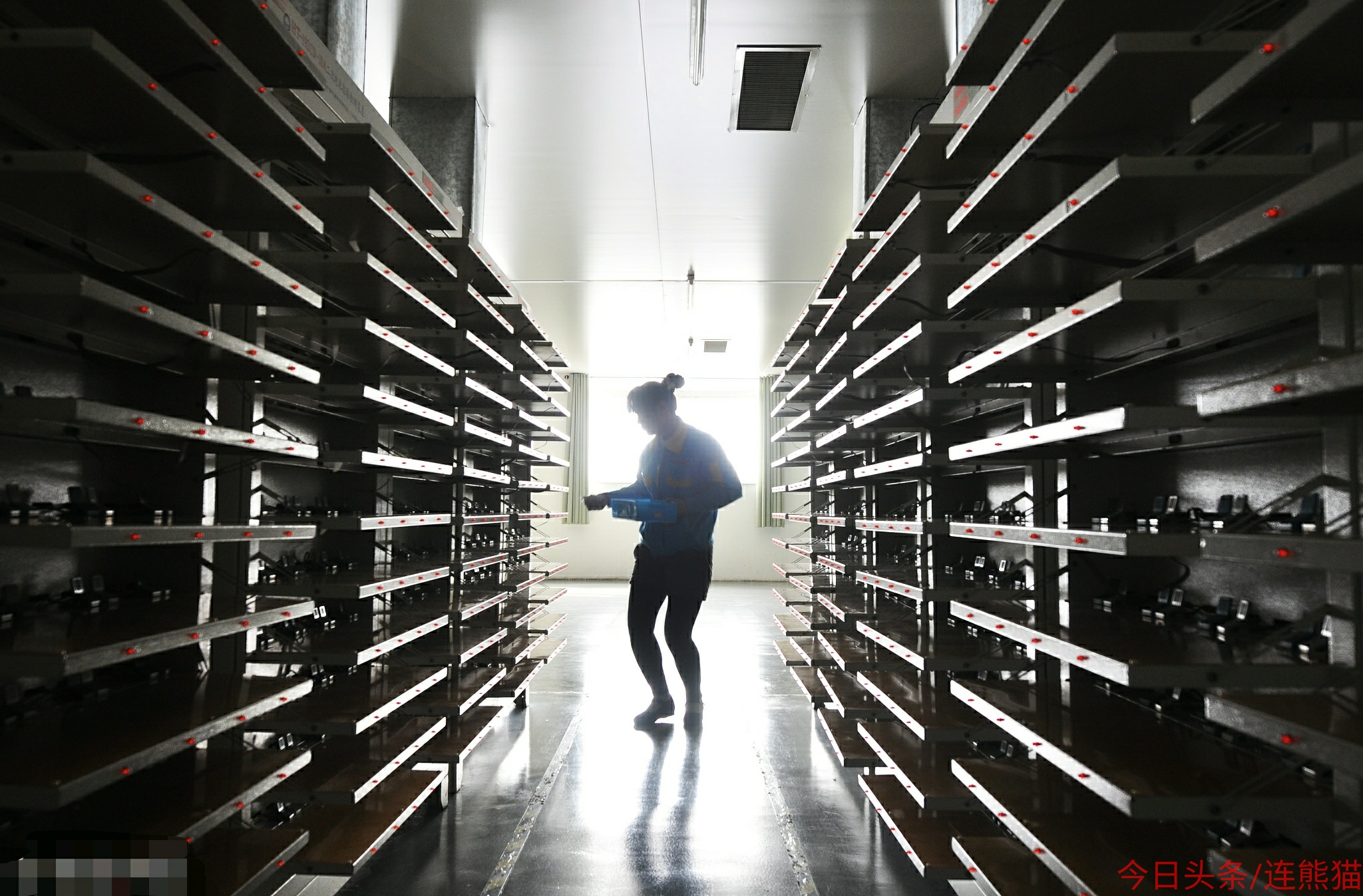 纯电动车和燃油车家用哪个好,新能源电动汽车与老年代步车区别