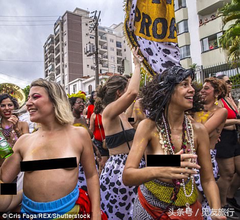 巴西的狂欢者们脱下衣服尬舞，只为下个月的狂欢节热身