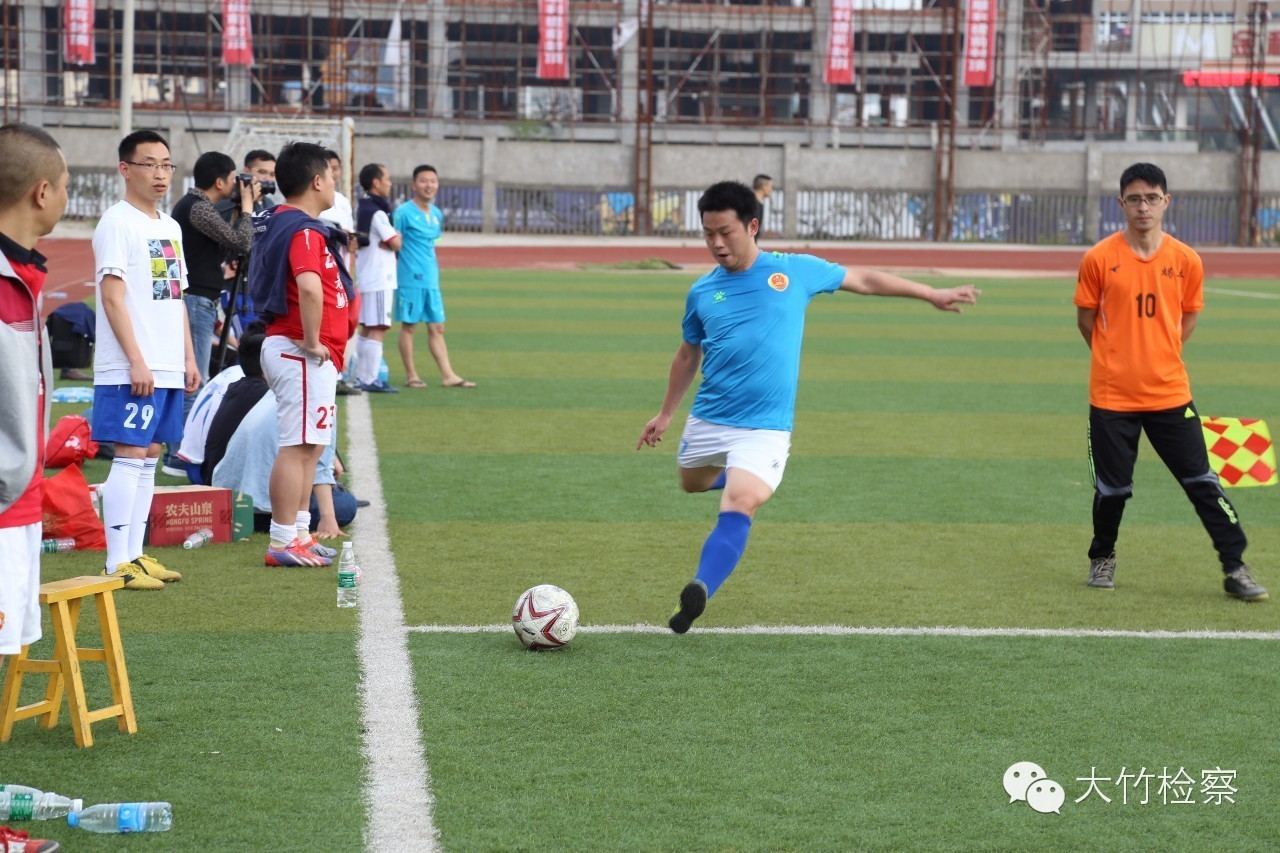 第35期图说：检察官“男神”----足球场上的英姿