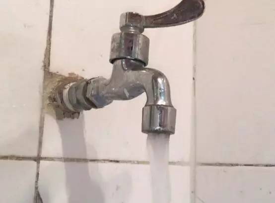 水龙头进水口有污垢,水龙头出口黑色污垢