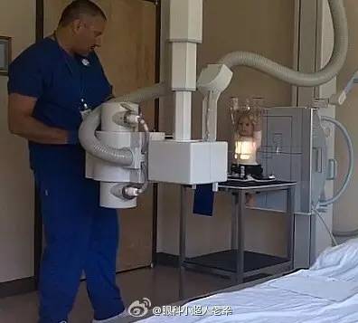 小伙子第一次做保健按摩,大爷给大妈按摩腰