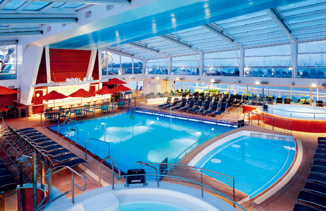 妈妈牵着女儿的手图片 (世界那么大妈妈陪你探索世界)