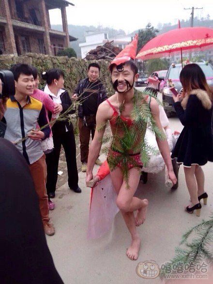 开门后新郎怒扇小姨子！不忍直视，这些低俗婚闹，是要判刑的