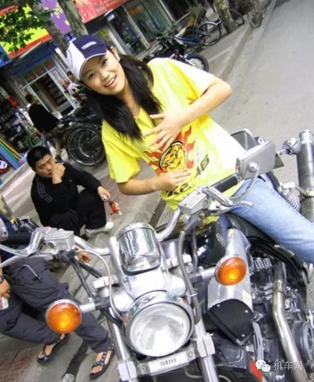 她，身为一名聋哑人，却在男性主宰的摩托世界里活得有声有色
