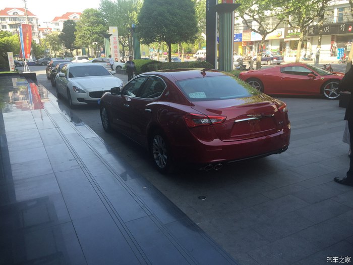 美女开玛莎拉蒂高速实拍原声视频,女车主提车