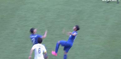 秀飞腿还是秀鞋钉？李建滨恶犯遭曼帅痛斥！何时才能学会成熟？