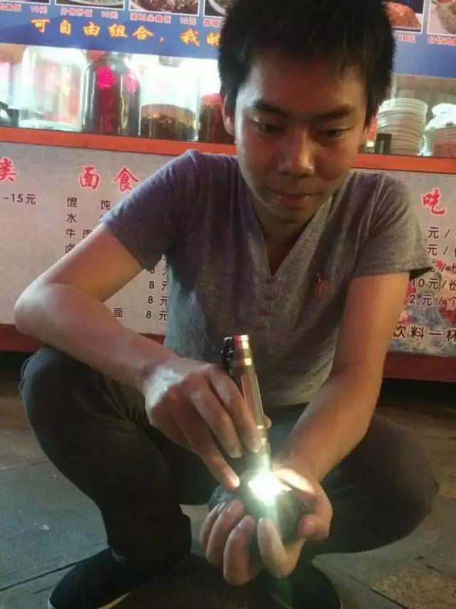 下雨的星光夜市视频大全,雨天的夜市