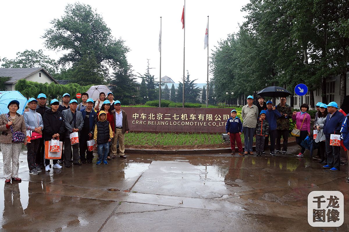 市民走进二七机车公司感受高铁时代工人力量