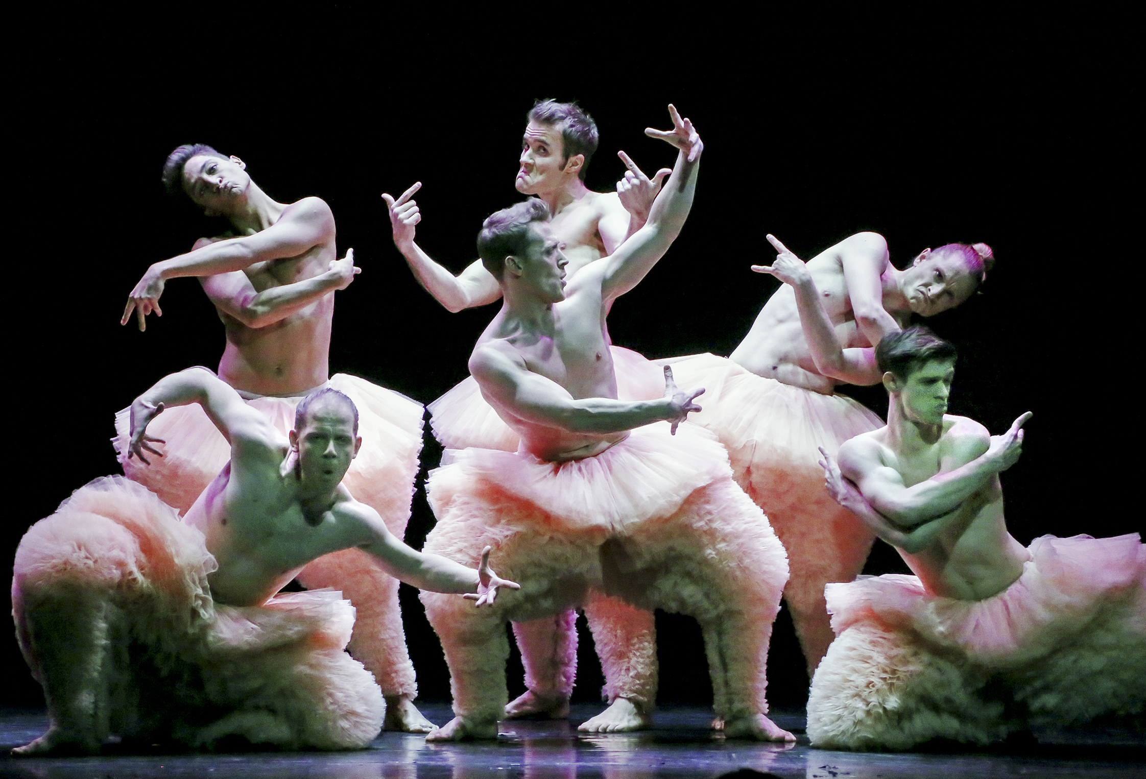 男人反串女人表演节目,男人反串比女人还柔美