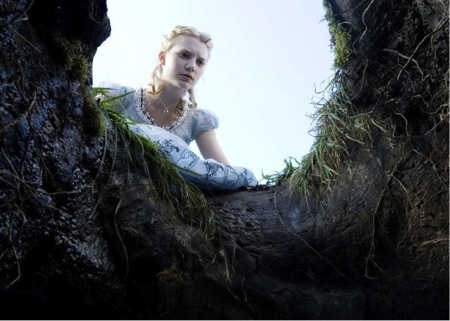 爱丽丝被关进监狱结果逃了出来,爱丽丝被关在城堡里