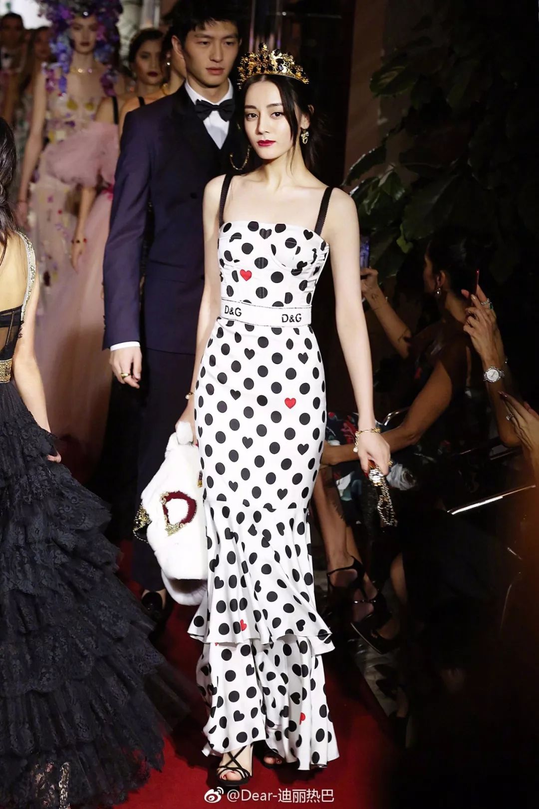 岁末趴体有点多，我该穿什么碾压全场？