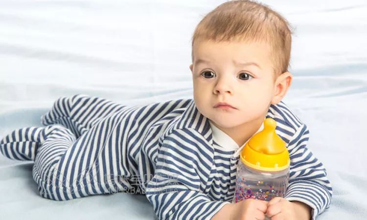 宝宝耳朵上怎么有个小孔要紧吗,宝宝耳朵有个小孔怎么回事