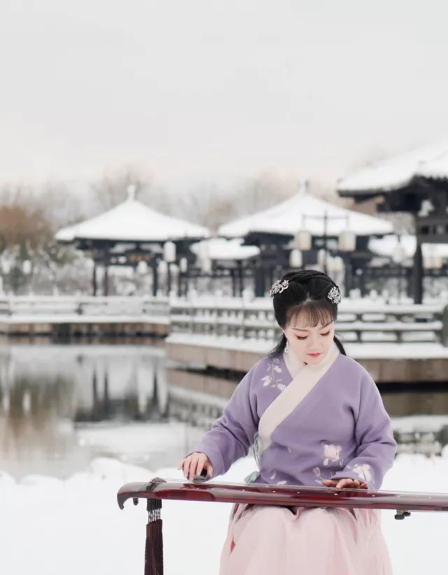 雪中抚琴琴写意，氿边听风风传心