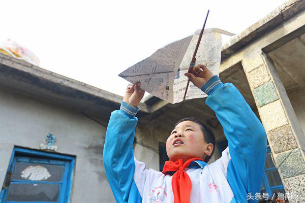 家境贫寒从小没过玩具9岁男孩自己做玩具成“发明家”