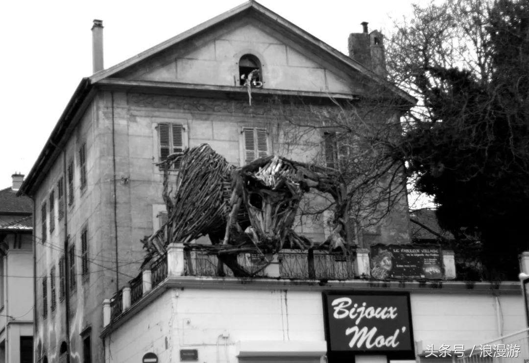下雪天，在法国依云小镇的户外温泉泡汤，泡的全是依云水