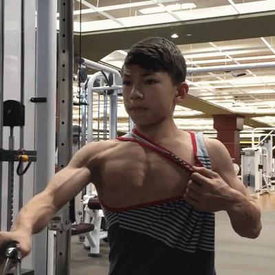 15岁肌肉少年练出健壮肌肉,15岁肌肉少年秀青筋肌肉