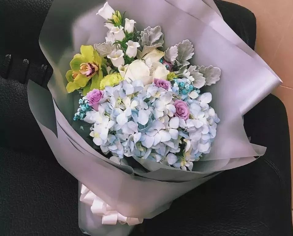 怎么送鲜花较为浪漫一点,送人玫瑰手有余香的前两句是什么