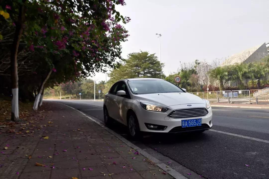 福特福克斯三厢ecoboost22款,福克斯2015款三厢ecoboost125自动