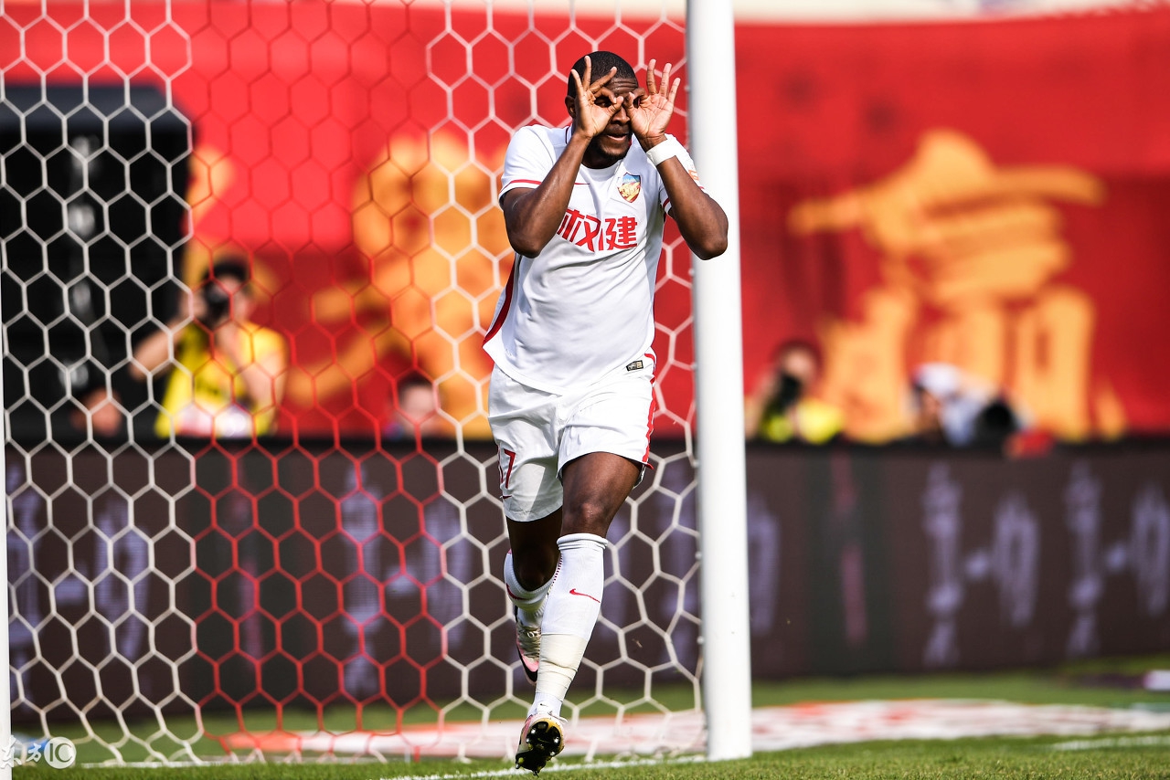 菲律宾人打服了，2.7亿中锋太厉害，这个队才是亚冠赛场中超希望