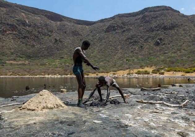 采盐人全身遭高浓度盐酸腐蚀又聋又瞎，从早到晚一整天只赚这些钱