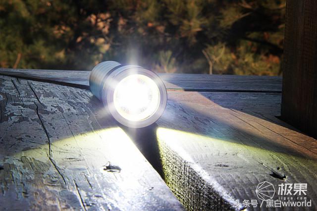 强光家用手电筒远射超亮,照明超远强光手电