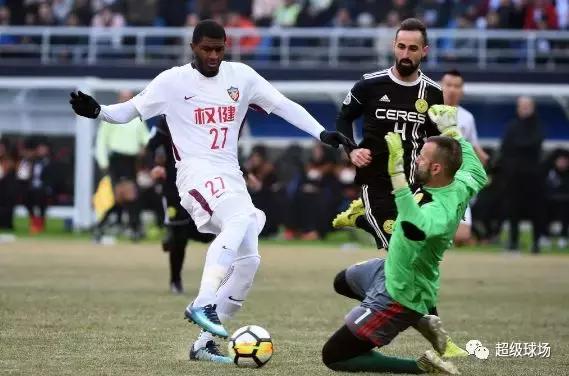 长钉足球鞋好还是碎钉足球鞋好,长钉和碎钉哪个跑得快