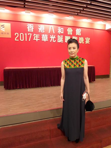 汪明荃不老女神一字肩上衣减龄,汪明荃70岁冬季穿搭