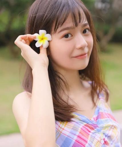 一男同学，冲出教室不小心摸到一位女同学的胸，刚想道歉