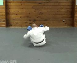 怎么帮人翻身,怎么翻身让宝宝趴在肚子上