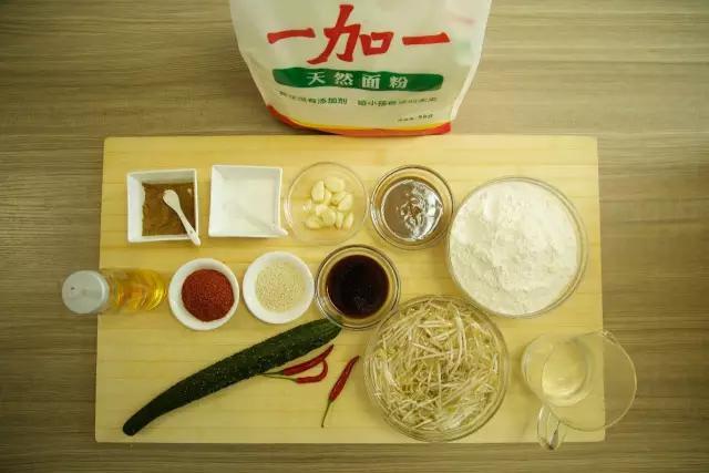 街头卖的凉皮好吗,路边摊你敢吃吗