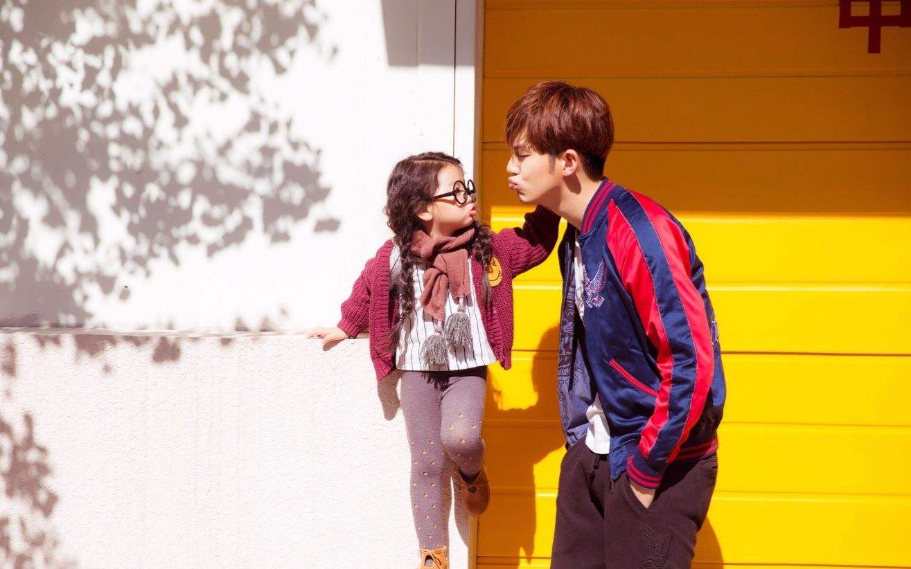 董力穿蓝色羽绒服,董力穿黑色毛呢外套